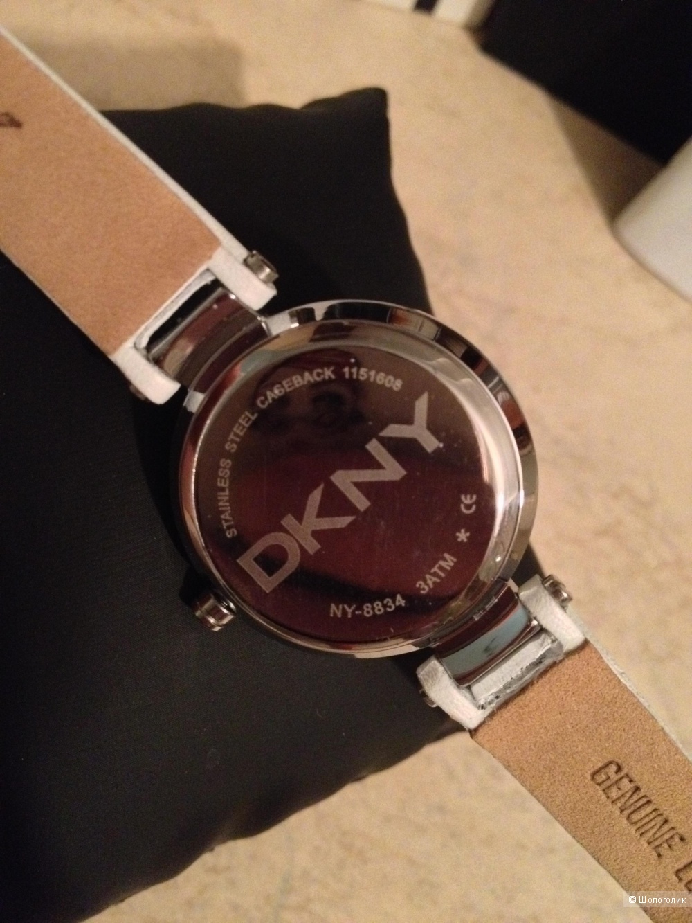 Оригинальные часы DKNY на белом кожаном ремешке.
