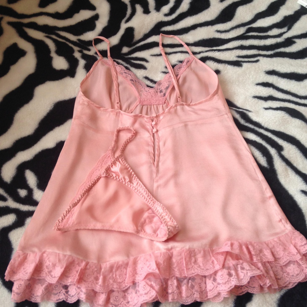 Victoria's Secret 100% Silk Baby Pink Babydoll Nightie Lace and Ruffles, комплект - топ-сорочка и стринги, размер S