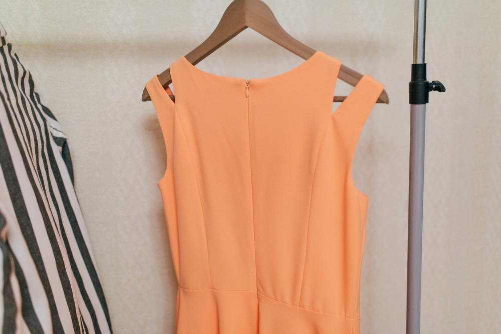 Платье MOHITO 38 размера нежного персикового цвета.