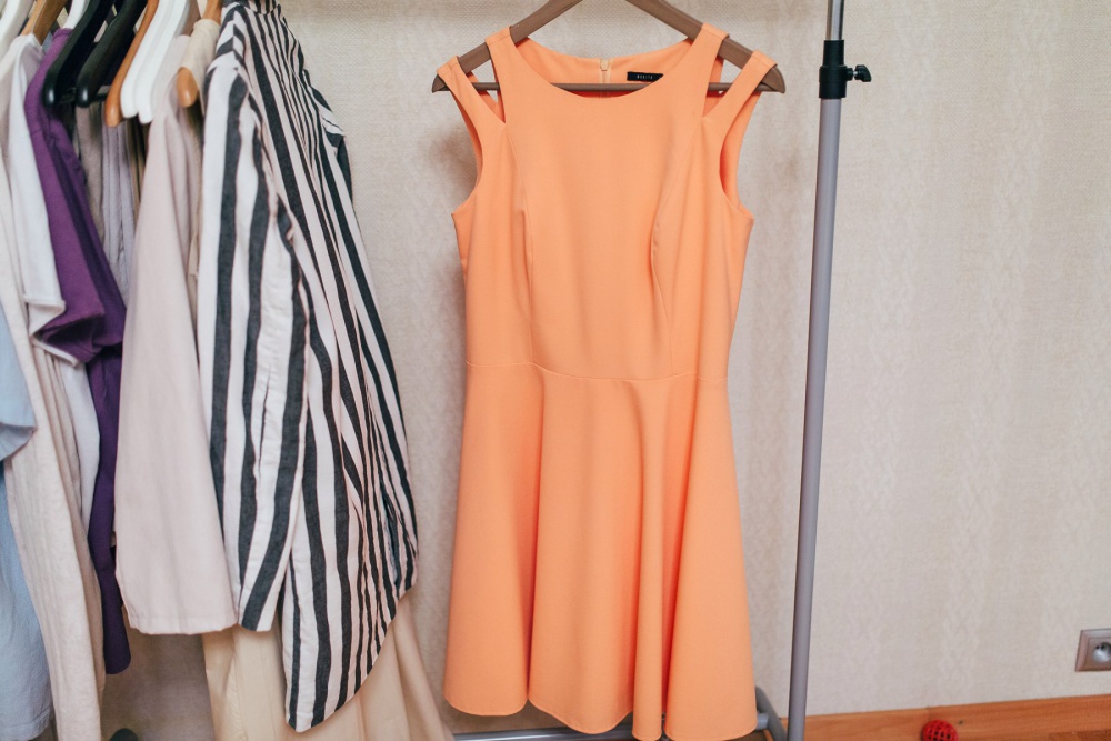 Платье MOHITO 38 размера нежного персикового цвета.