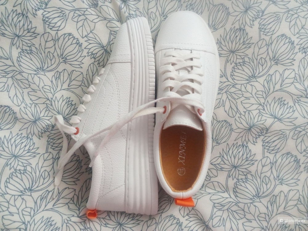 Белые новые кроссовки
