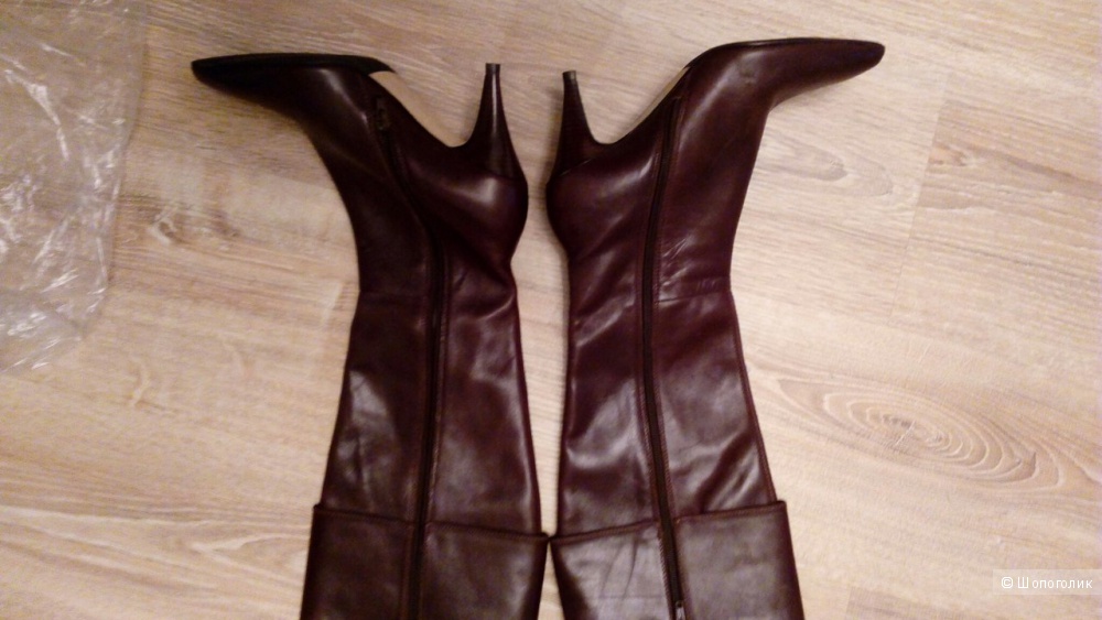 Tahari ,новые кожаные демисезонные сапоги,размер 6