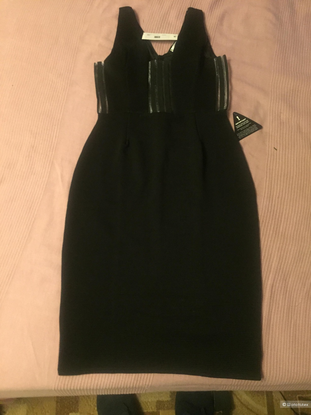 Черное приталенное платье с сетчатыми вставками