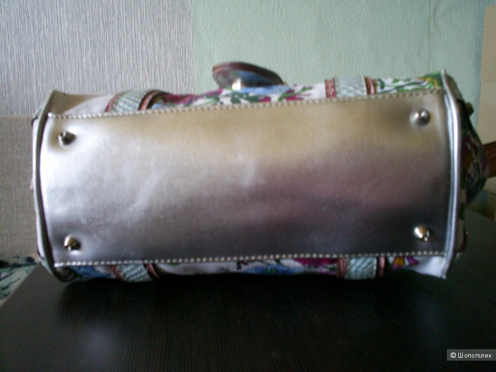 Летняя сумочка Guess.