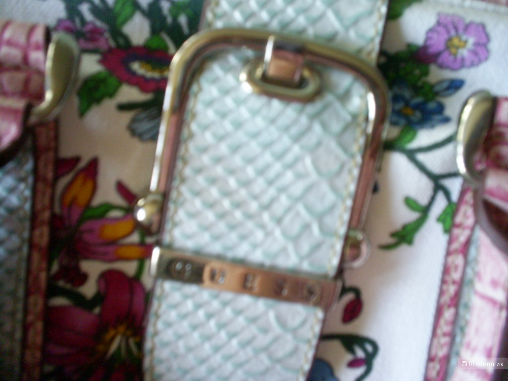 Летняя сумочка Guess.