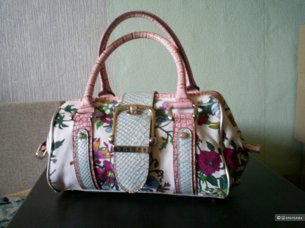 Летняя сумочка Guess.