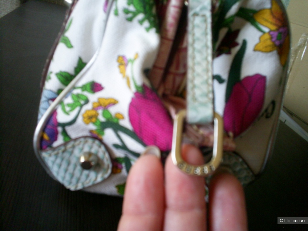 Летняя сумочка Guess.