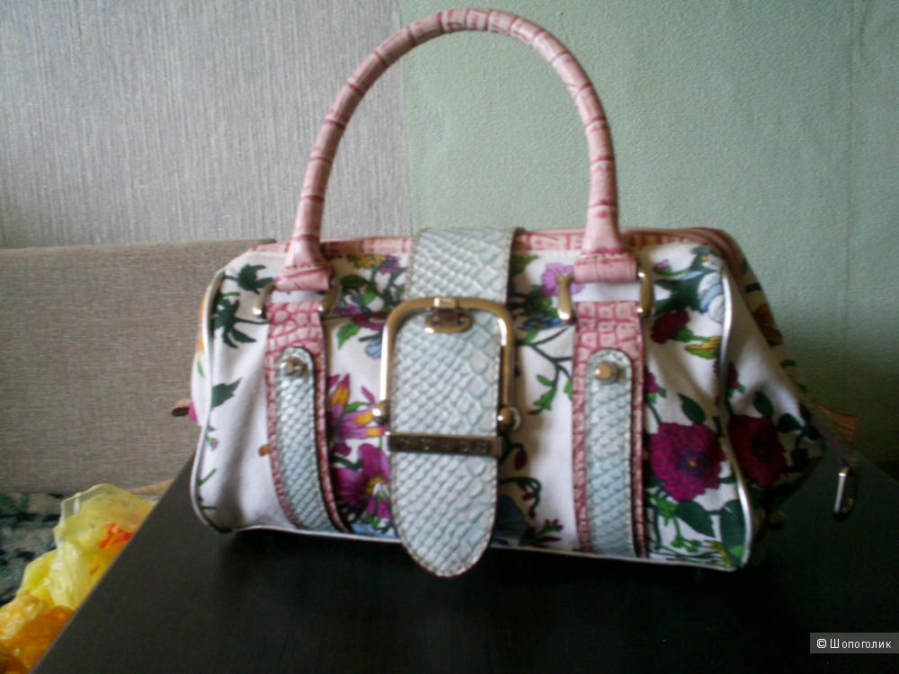 Летняя сумочка Guess.