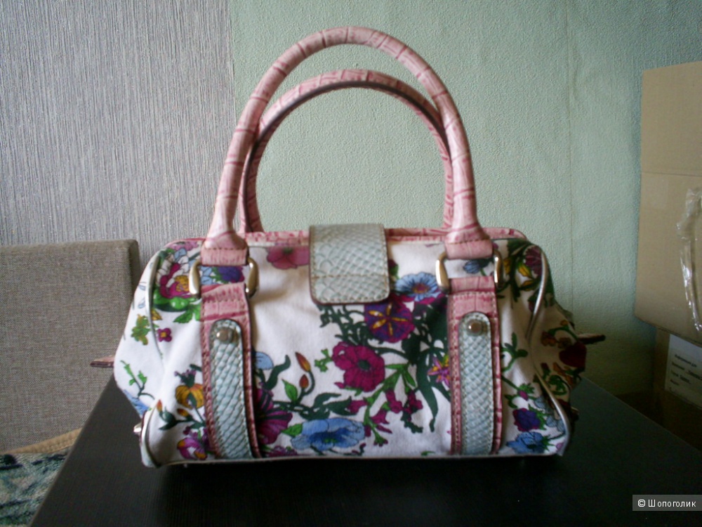 Летняя сумочка Guess.