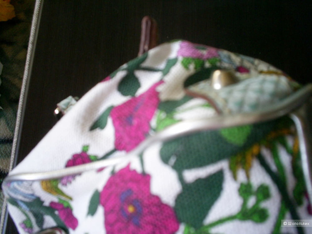 Летняя сумочка Guess.