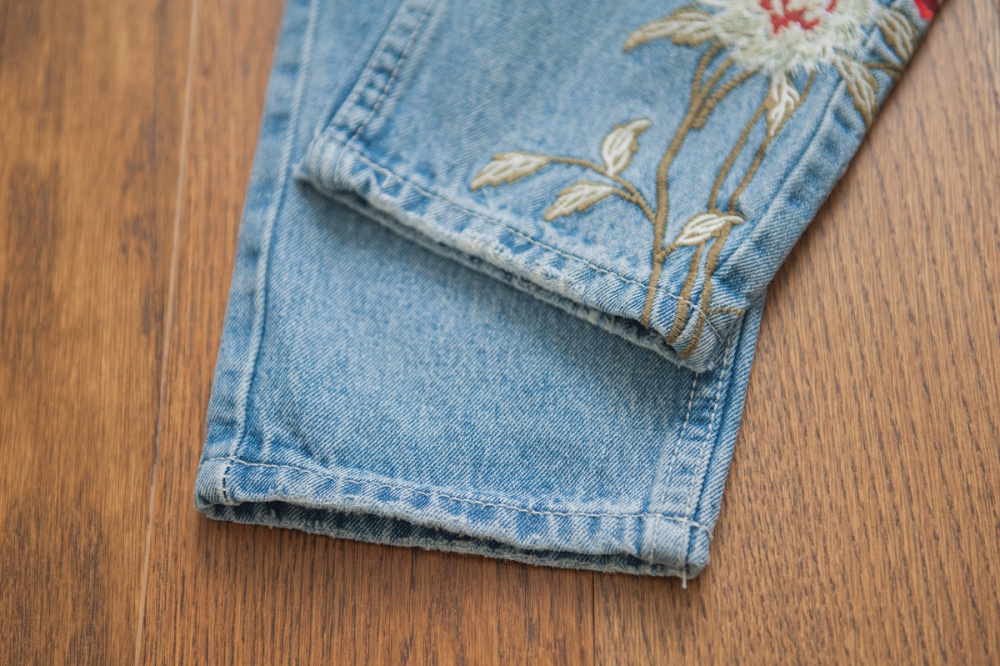 Новые джинсы с вышивкой р. 38