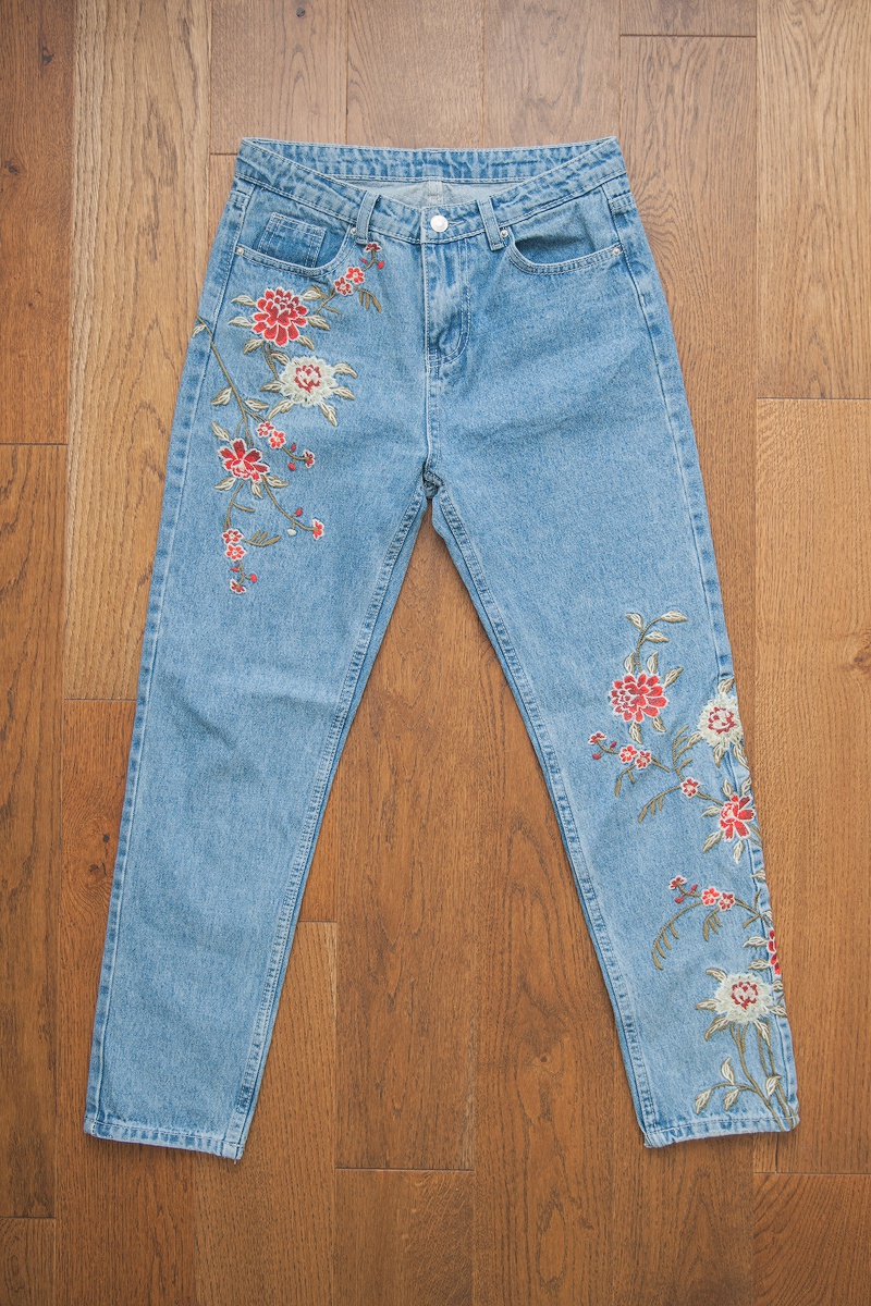 Новые джинсы с вышивкой р. 38