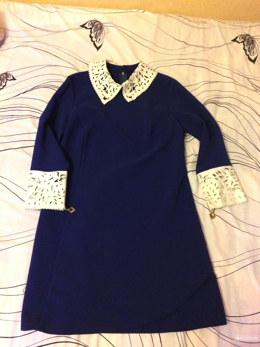 Платье c ажурными рукавами и воротником,  размер S