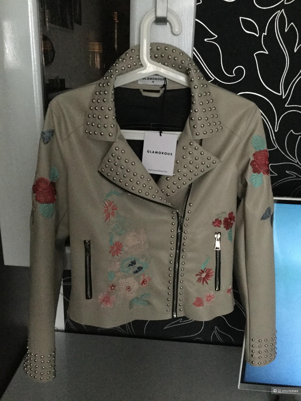 Байкерская куртка из искусственной кожи с вышивкой и заклепками Glamorous, 42-44