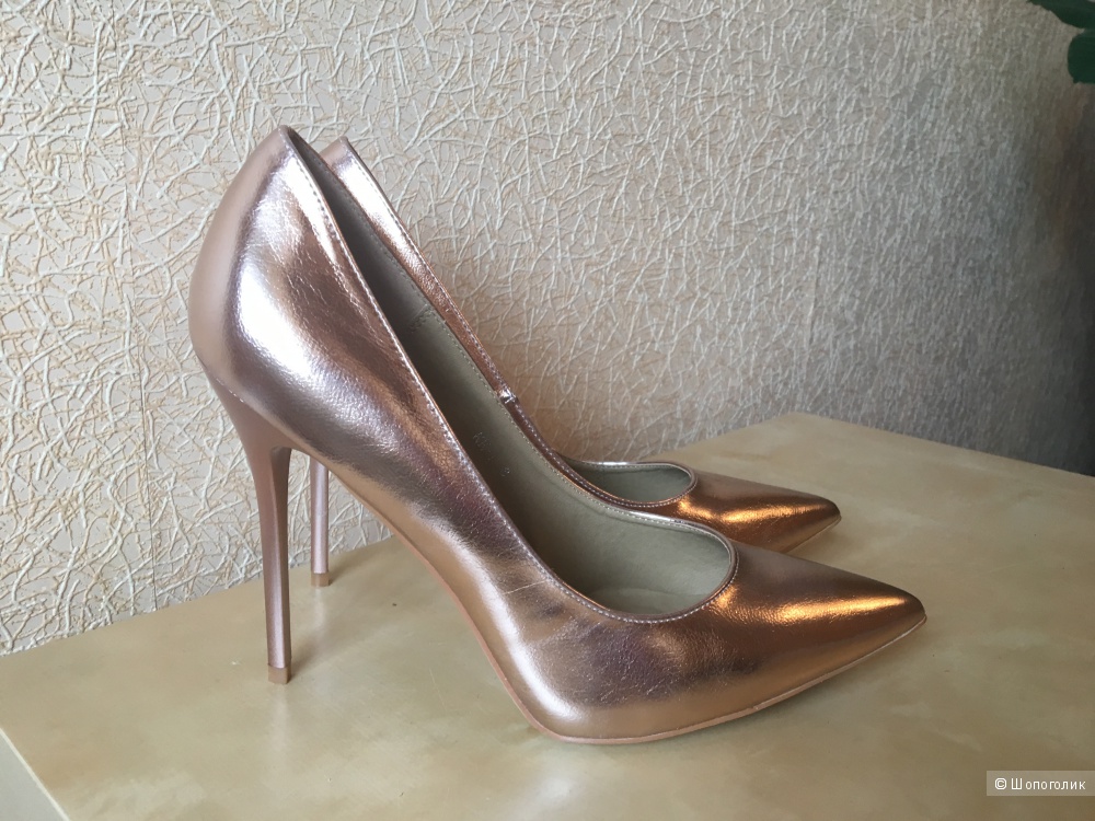 Туфли-лодочки оттенка розового золота.
