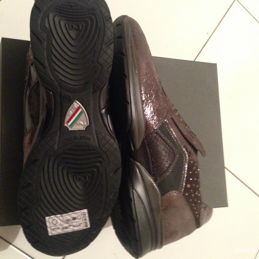 Новые брендовые туфли - snickers 39 размер от легендарного NeroGiardini  Италия оригинал