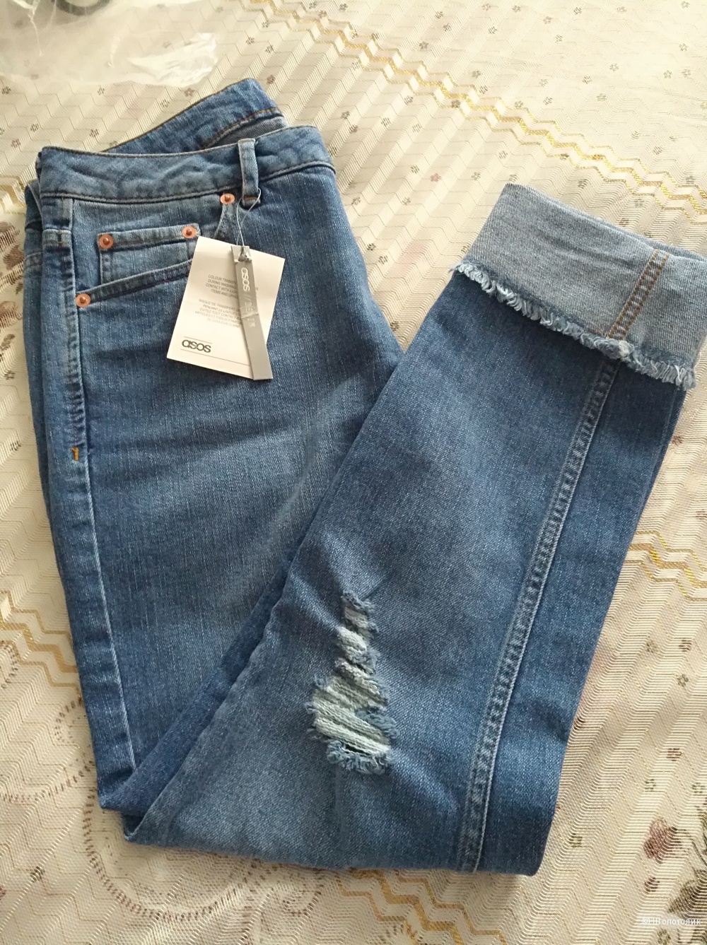 ASOS PETITE Kimmi Shrunken Boyfriend Jeans in Rio Wash with Rips and Turn Up - Blue / W26 L29