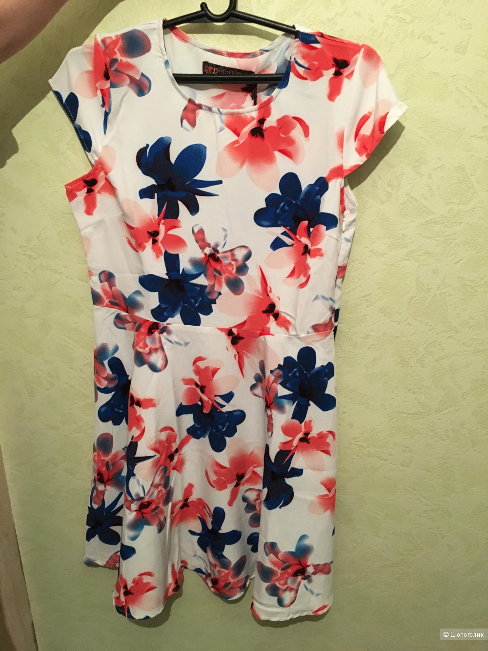 Короткое приталенное платье с цветочным принтом QED London, размер М