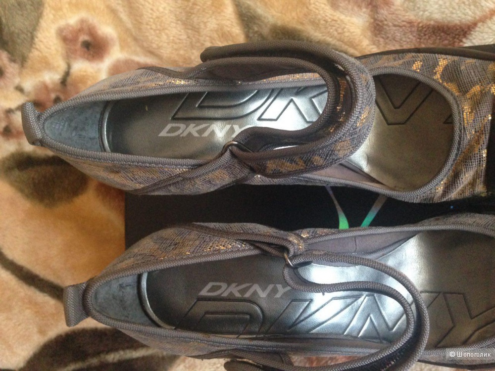 Продам спортивные кеды на каблуке DKNY размер 40 (стелька 26 см)