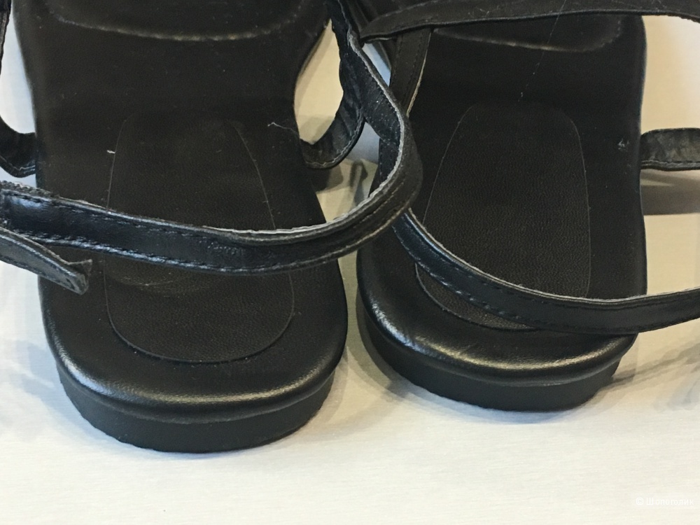 Сандалии без каблука с украшением на пальце, по стельке 24 см. Черные