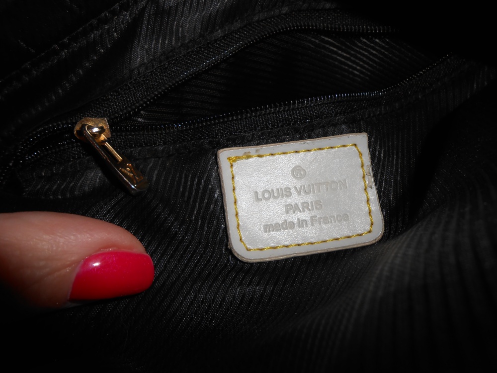Сумочка - косметичка LOUIS VUITTON.