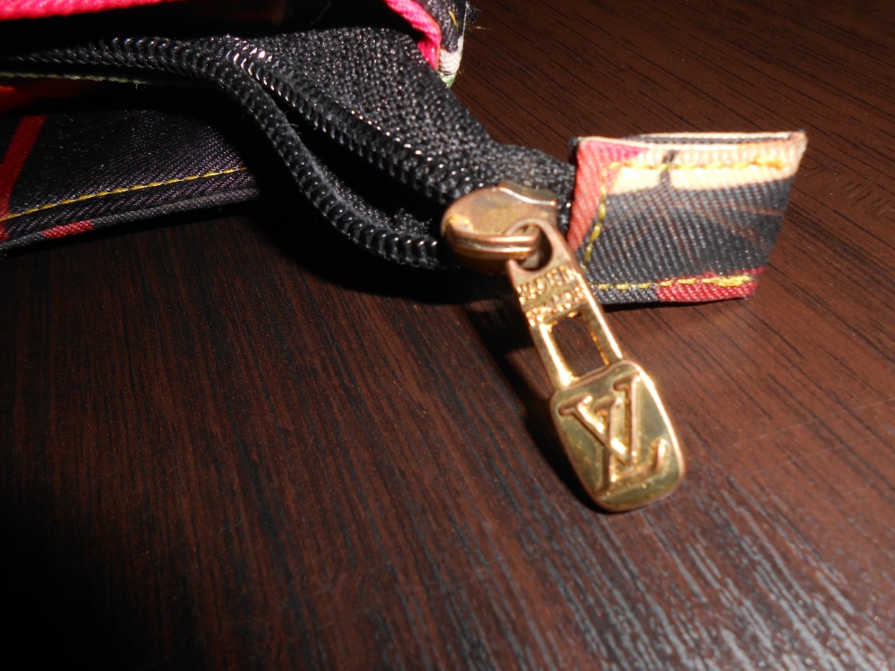 Сумочка - косметичка LOUIS VUITTON.