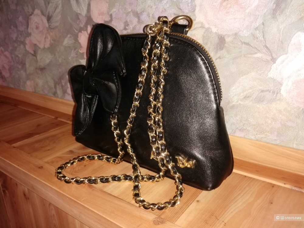 Замечательная маленькая, летняя сумочка с металлическим ремешком и нарядным бантиком.