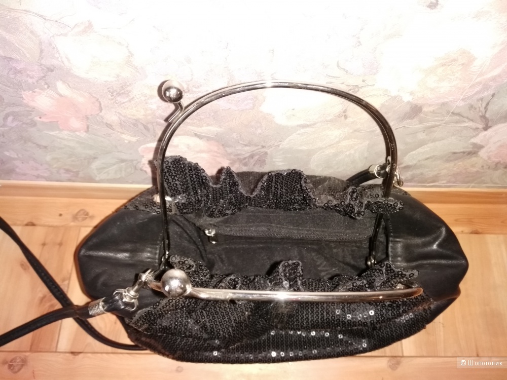 Замечательная летняя сумочка от бренда Savio, с пайетками и металлическими ручками.