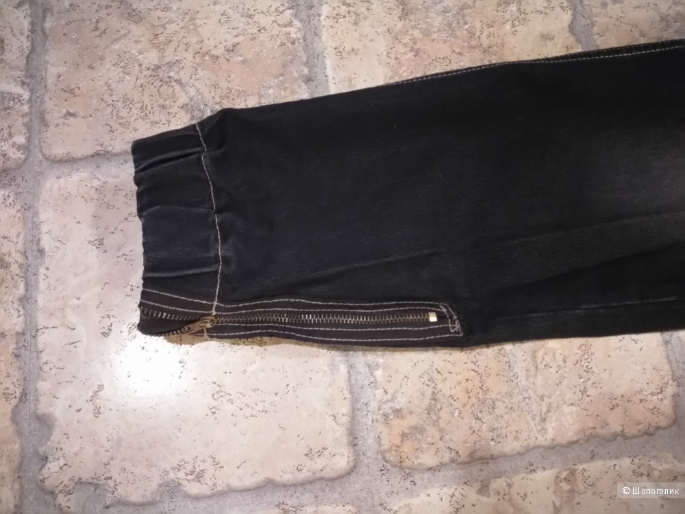 Укороченные чёрные джинсы - бананы с вышивкой, 25 размера.