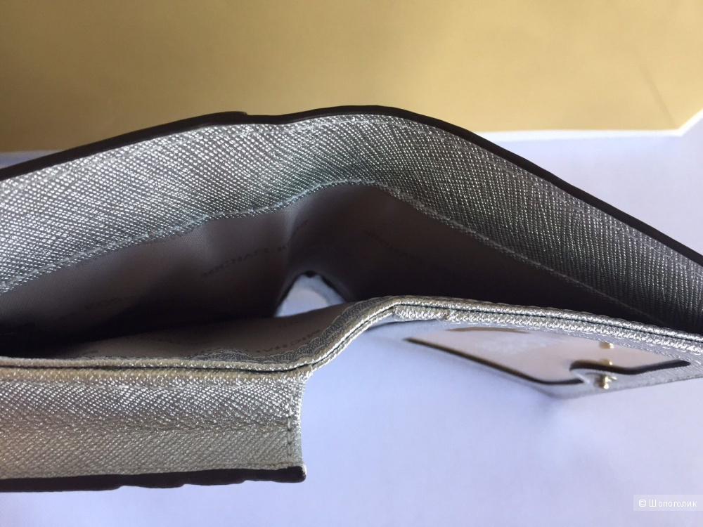 Новый кошелек серии Jet Set Travel Metallic Saffiano Leather Card Holder ищет хозяйку