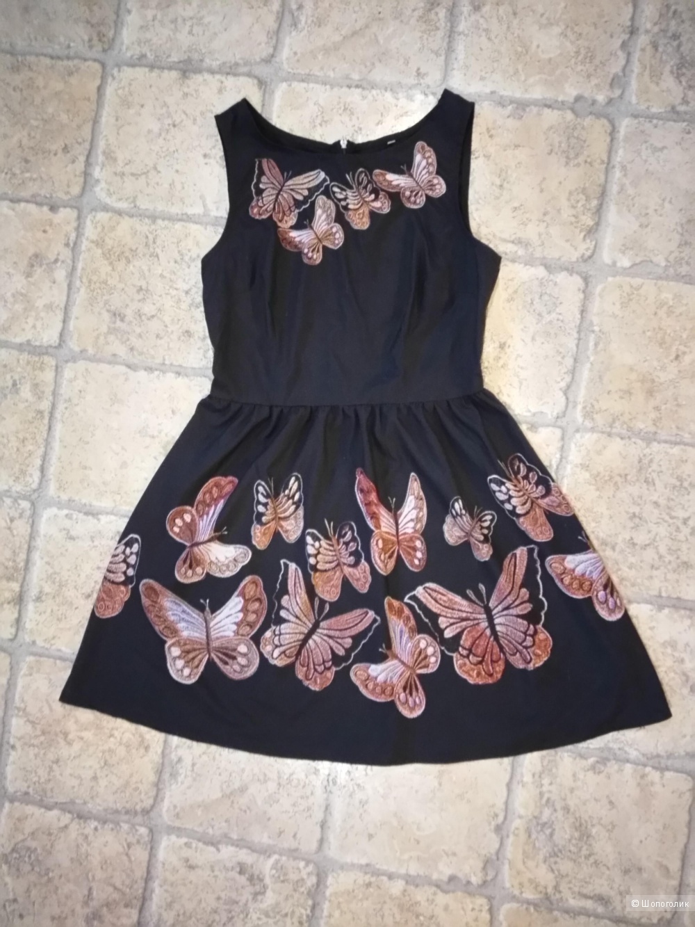 Лёгкое летнее платье, чёрного цвета с бабочками, размера М.