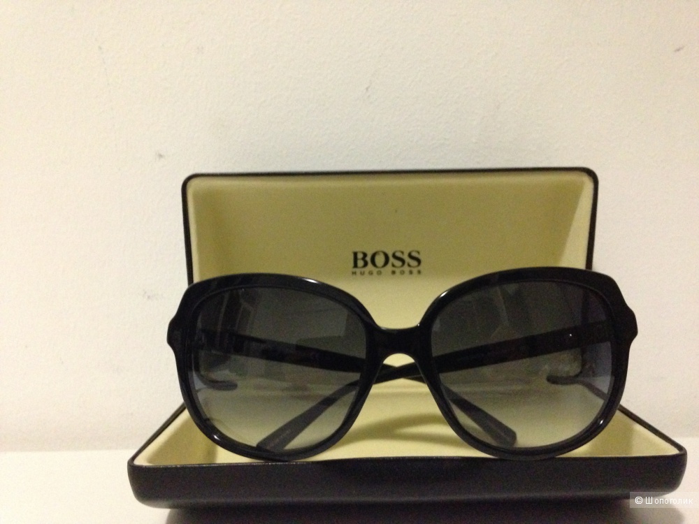 Солнцезащитные очки " HUGO BOSS ", Италия.