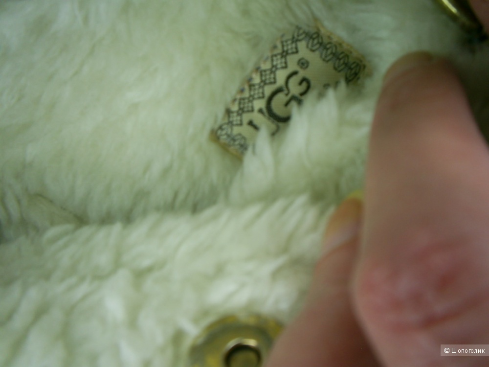 Сумочка кроссбоди от UGG.