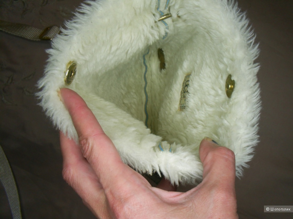 Сумочка кроссбоди от UGG.