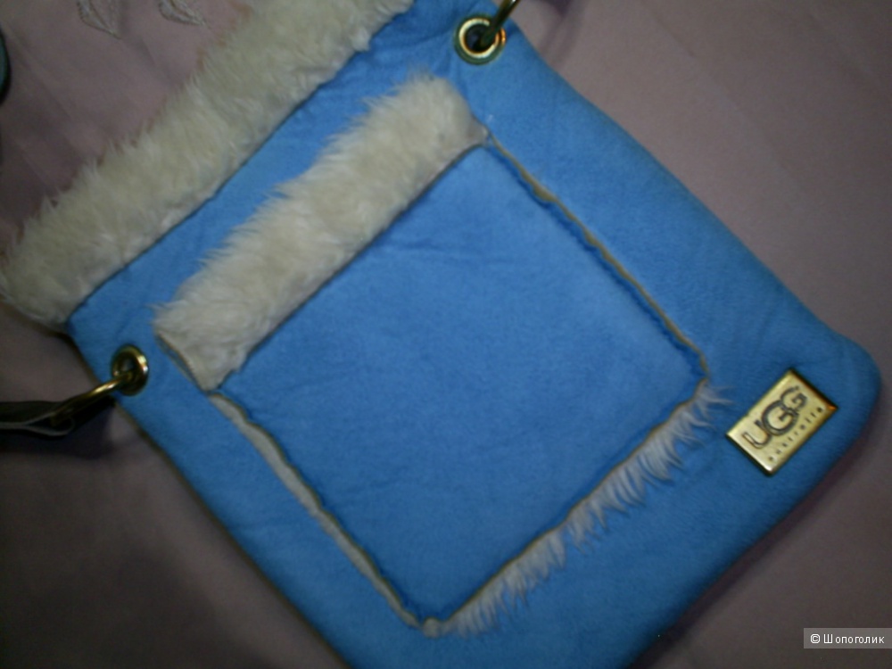 Сумочка кроссбоди от UGG.