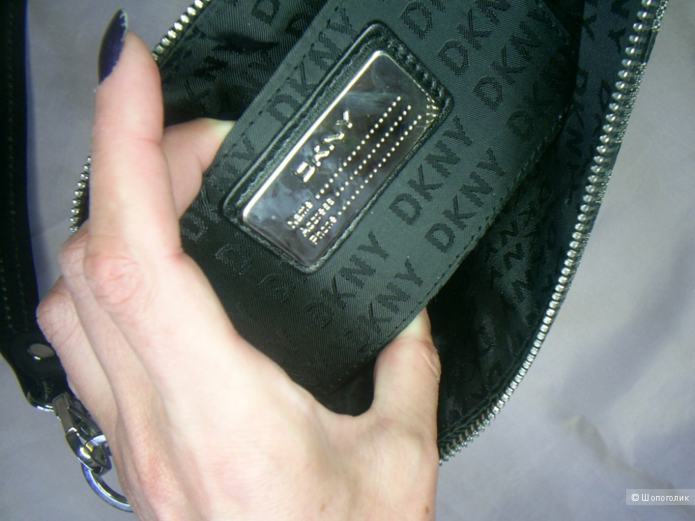Сумочка DKNY.