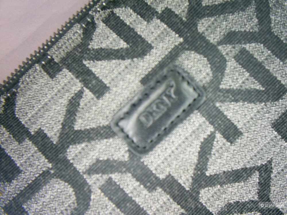 Сумочка DKNY.