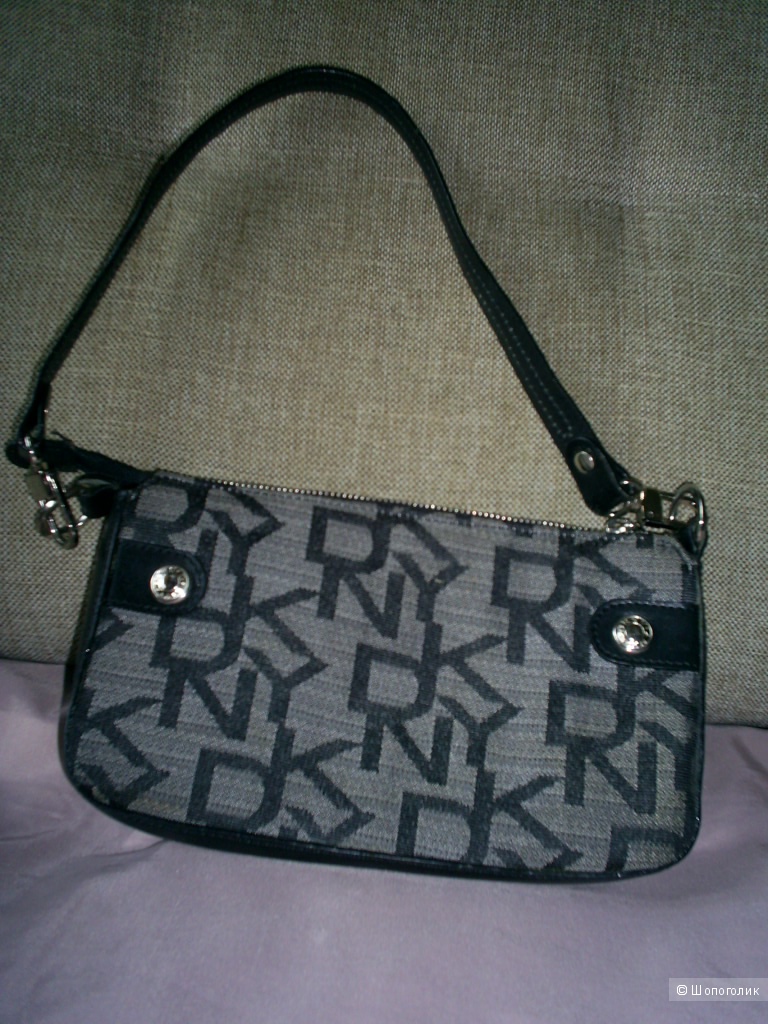 Сумочка DKNY.
