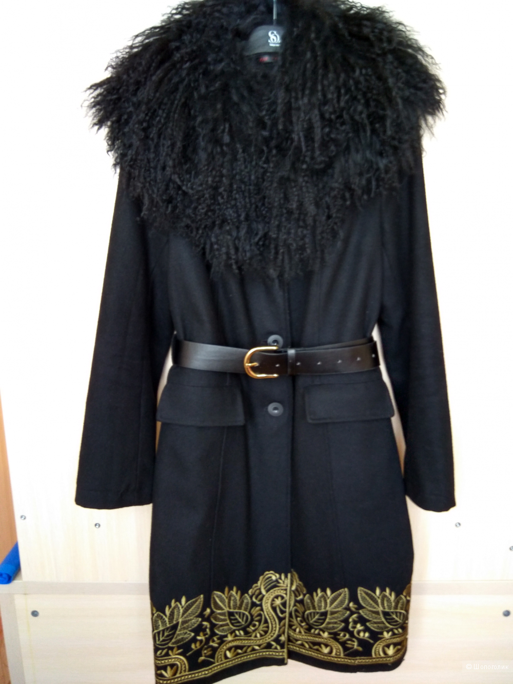 Zarina пальто со  сьемным воротником из ламы 46 разм.