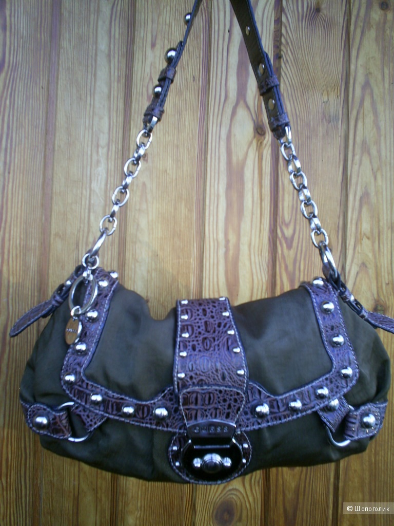 Сумочка Guess.