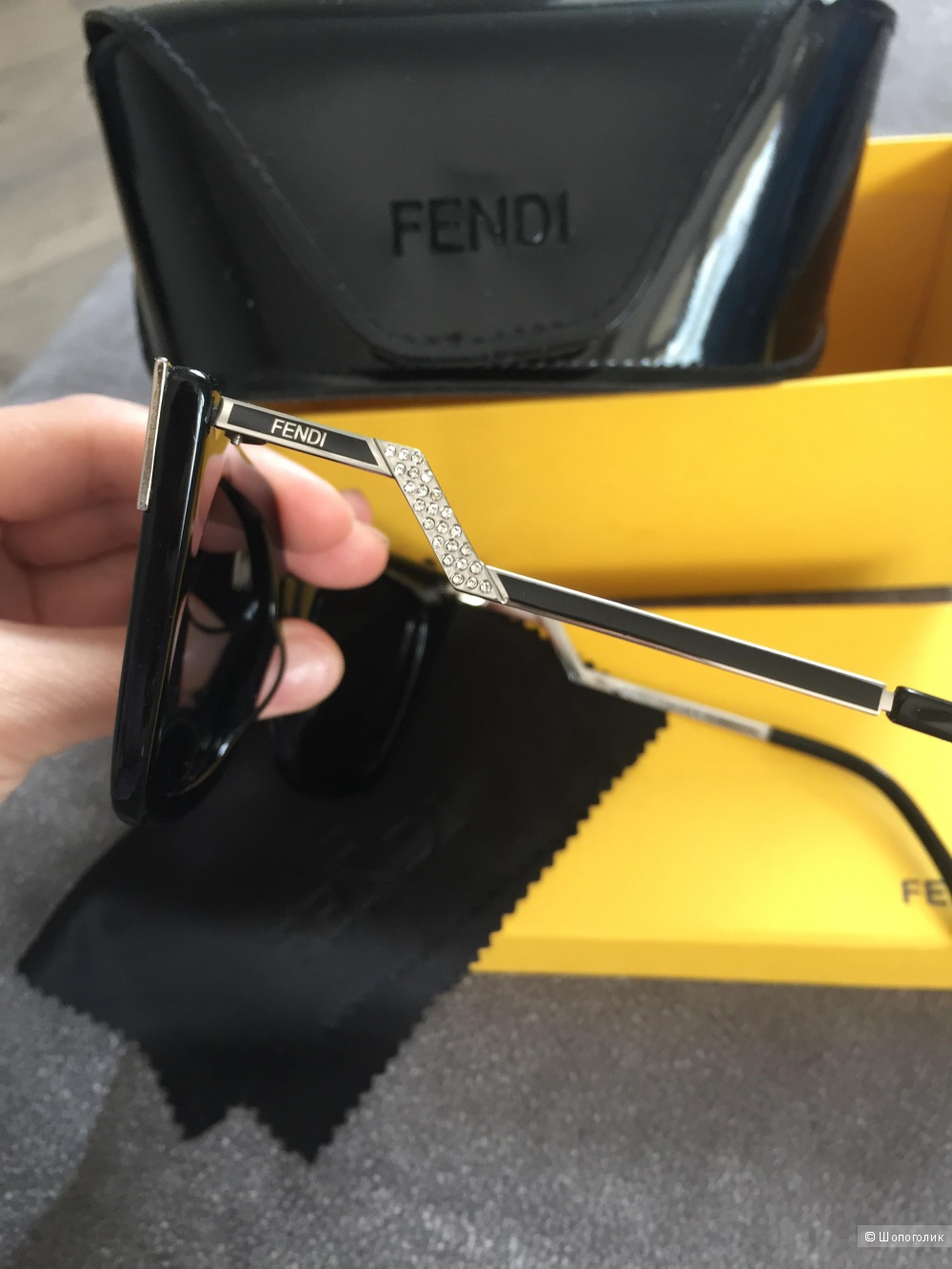 Стильные солнцезащитные очки FENDI