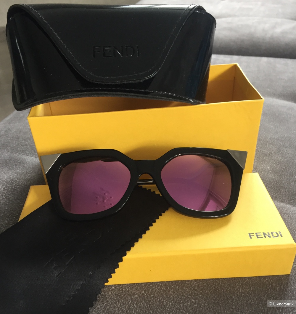 Стильные солнцезащитные очки FENDI