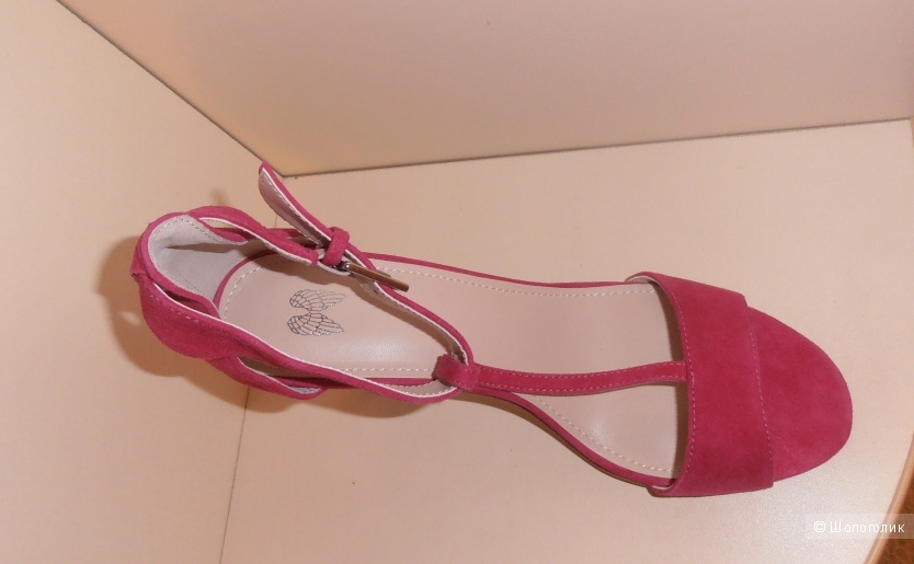 Новые замшевые босоножки Victoria`s Secret: Mid-heel T-strap Sandal. Размер 7.
