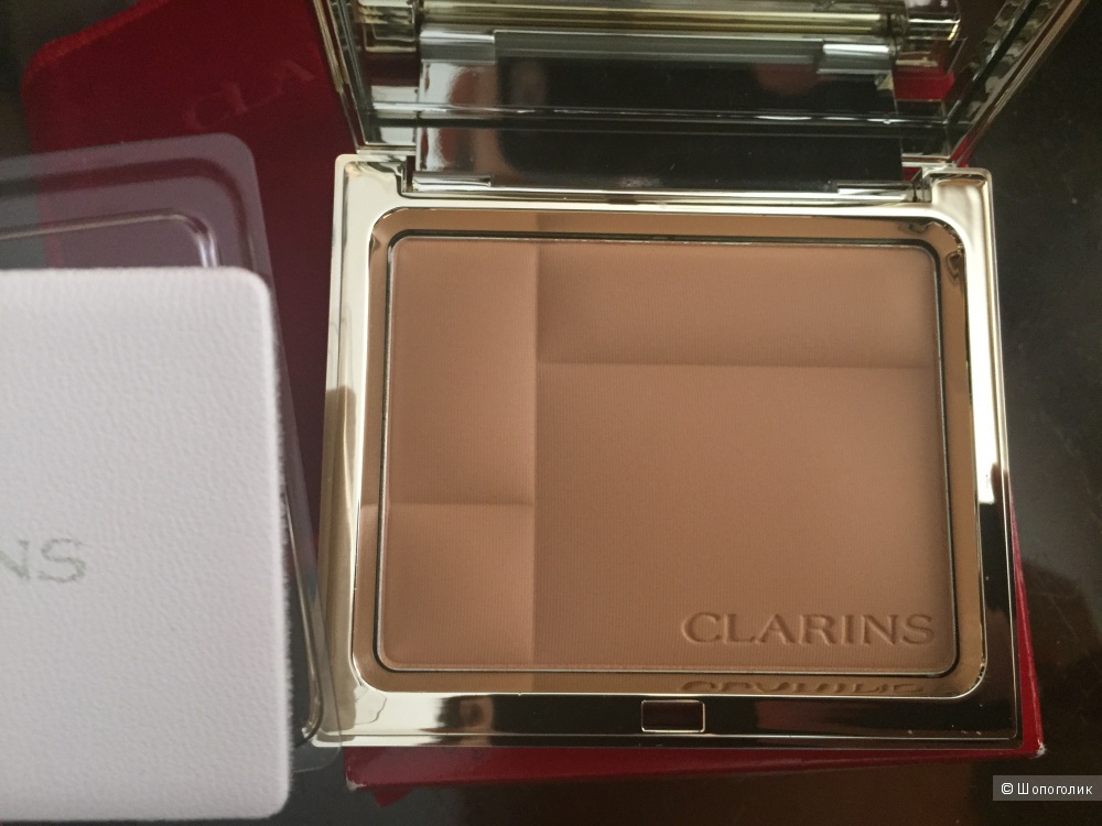 Минеральная матирующая пудра  Clarins в оттенке 03