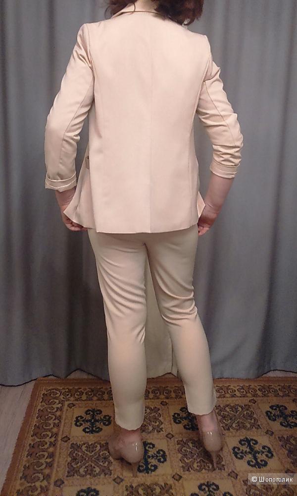 Новый бежевый брючный костюм 46-го размера