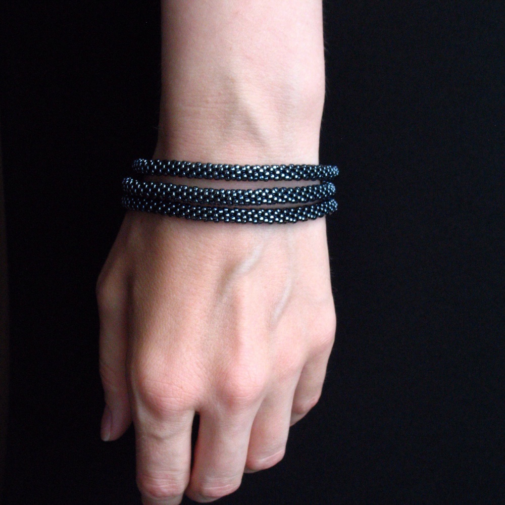 Браслет цвета "Мокрый асфальт", авторская бижутерия, ручная работа, японский бисер, на руку 16-18см (арт.17/001Б)