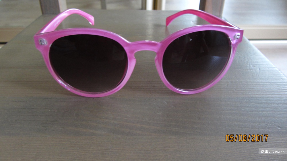 Cолнцезащитные очки Quay Australia в розовой оправе