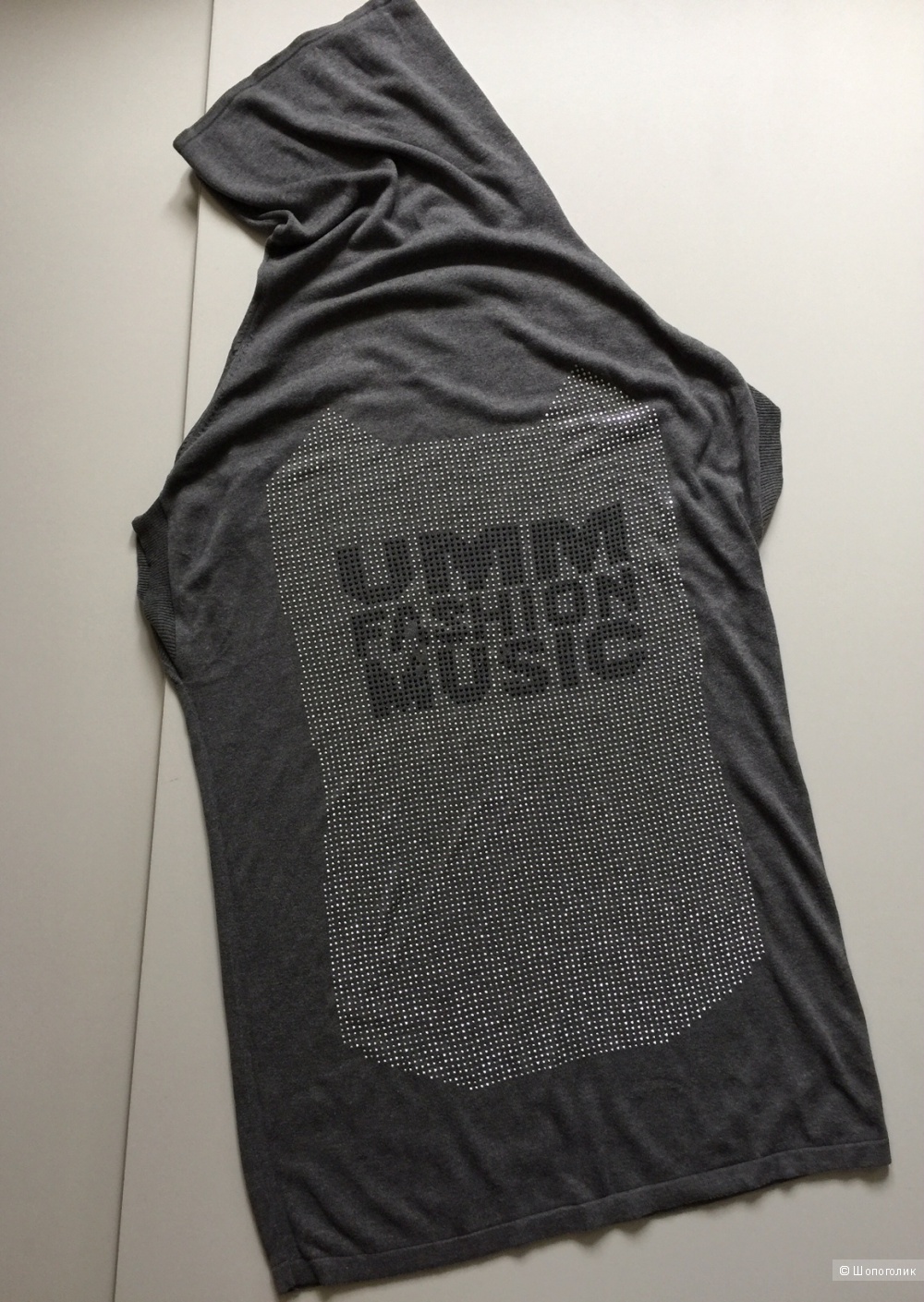 Трикотажное платье с оригинальной отделкой микро стразами марка UMM размер 50-52
