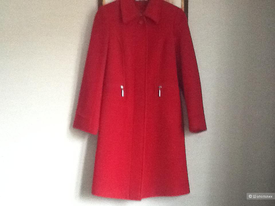 Эффектное красное пальто 42 размер