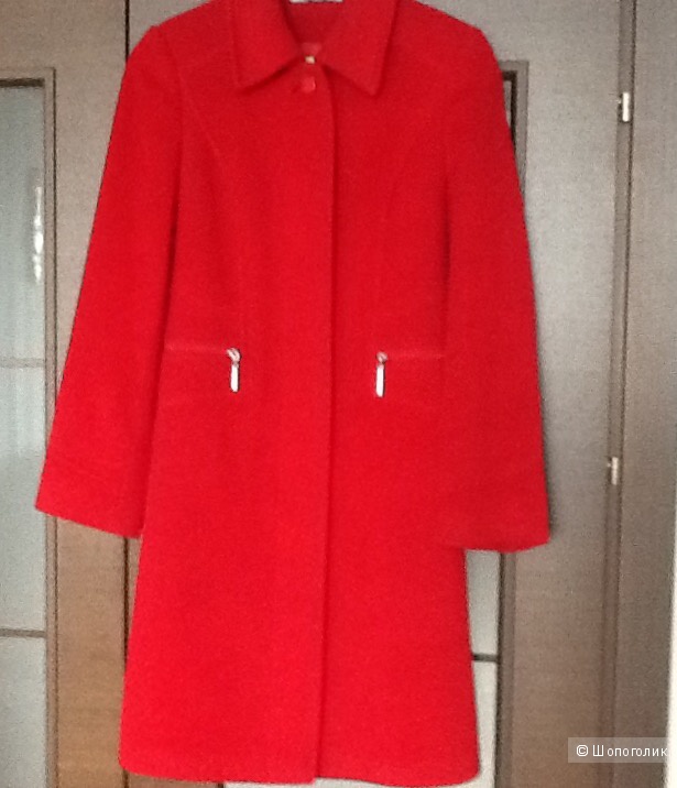 Эффектное красное пальто 42 размер